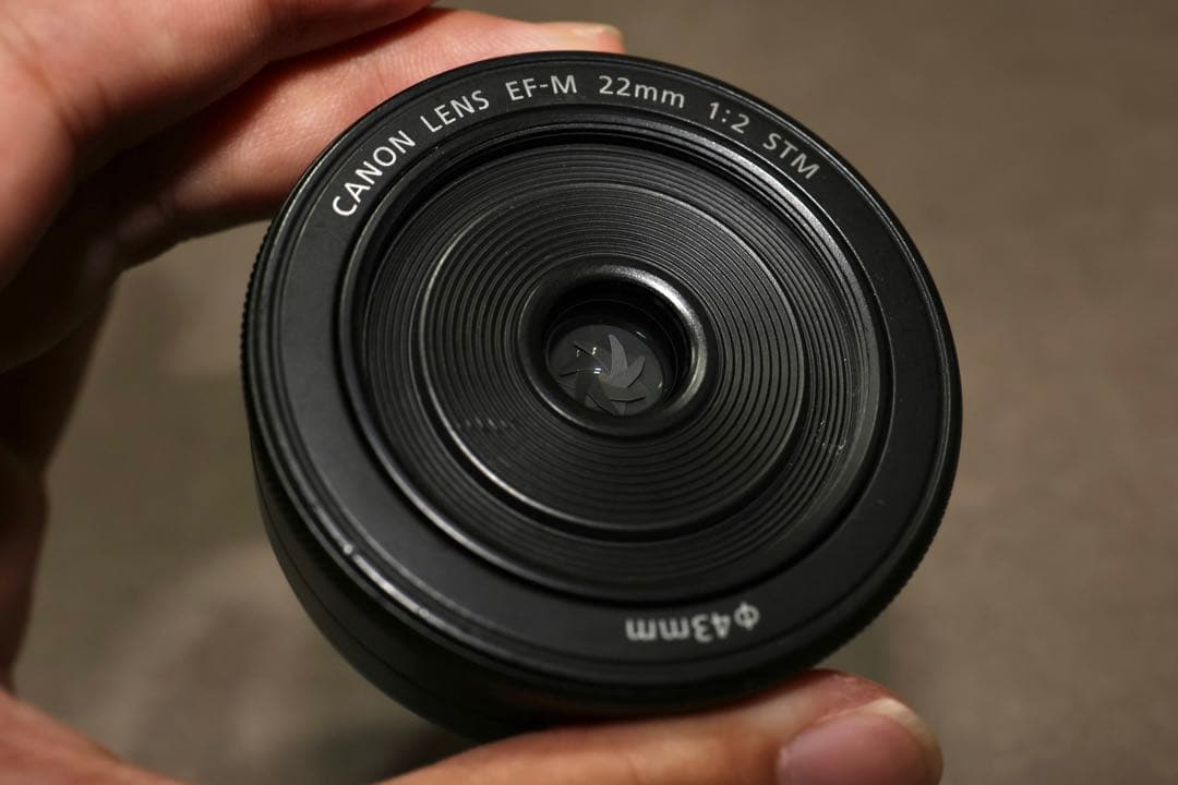 キャノン　CANON. EF-M22mm F2 STM レンズフード付き
