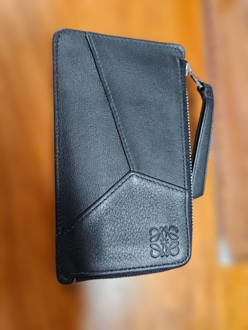 LOEWE黒いレザーケース