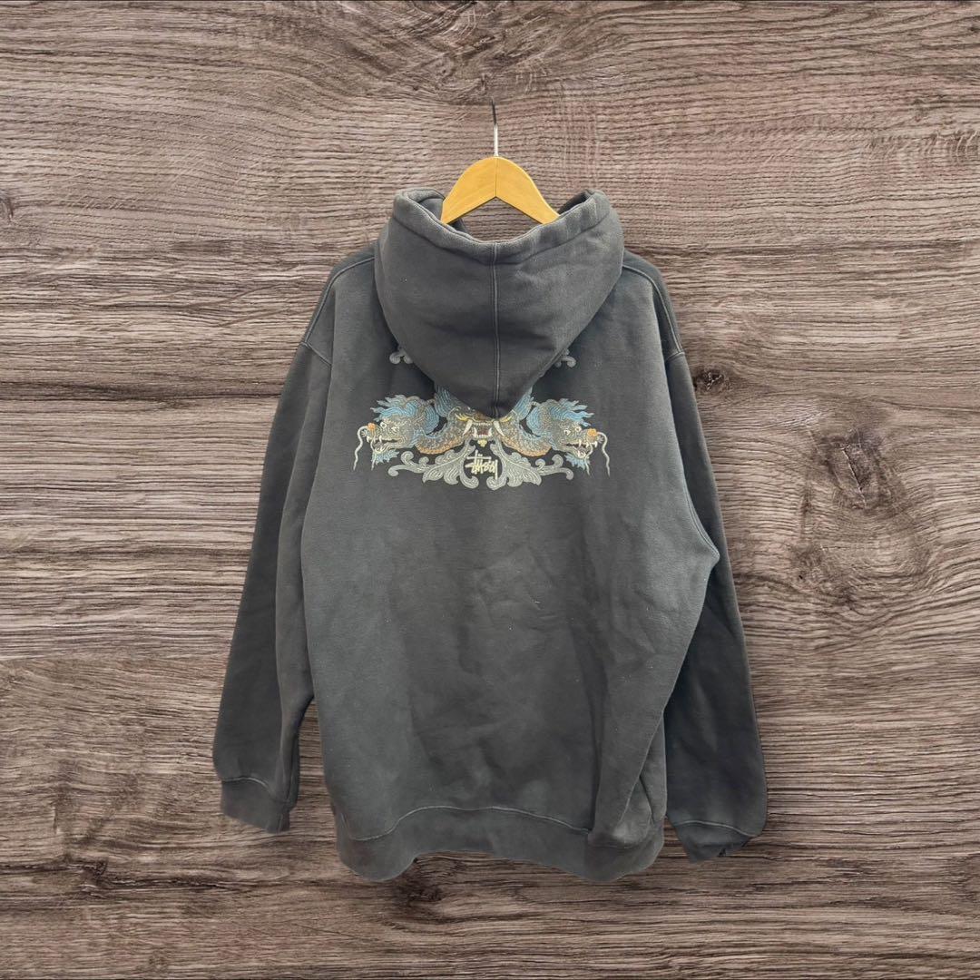 26L5 STUSSY ステューシー ドラゴン刺繍 プルオーバーパーカー グレー