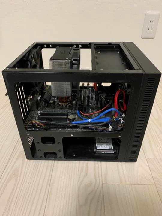 キューブ型デスクトップパソコン