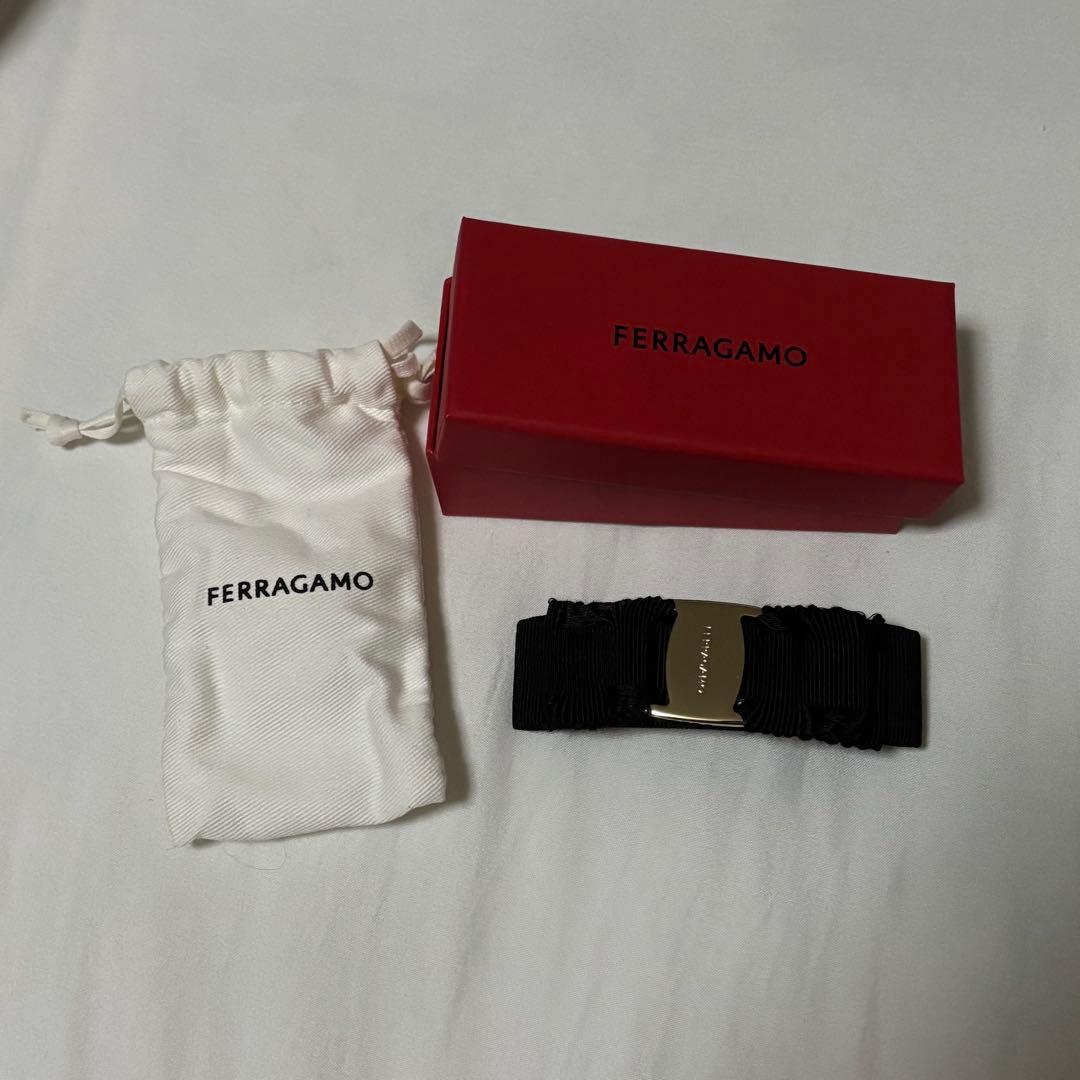 FERRAGAMO バレッタ ブラック/ゴールド