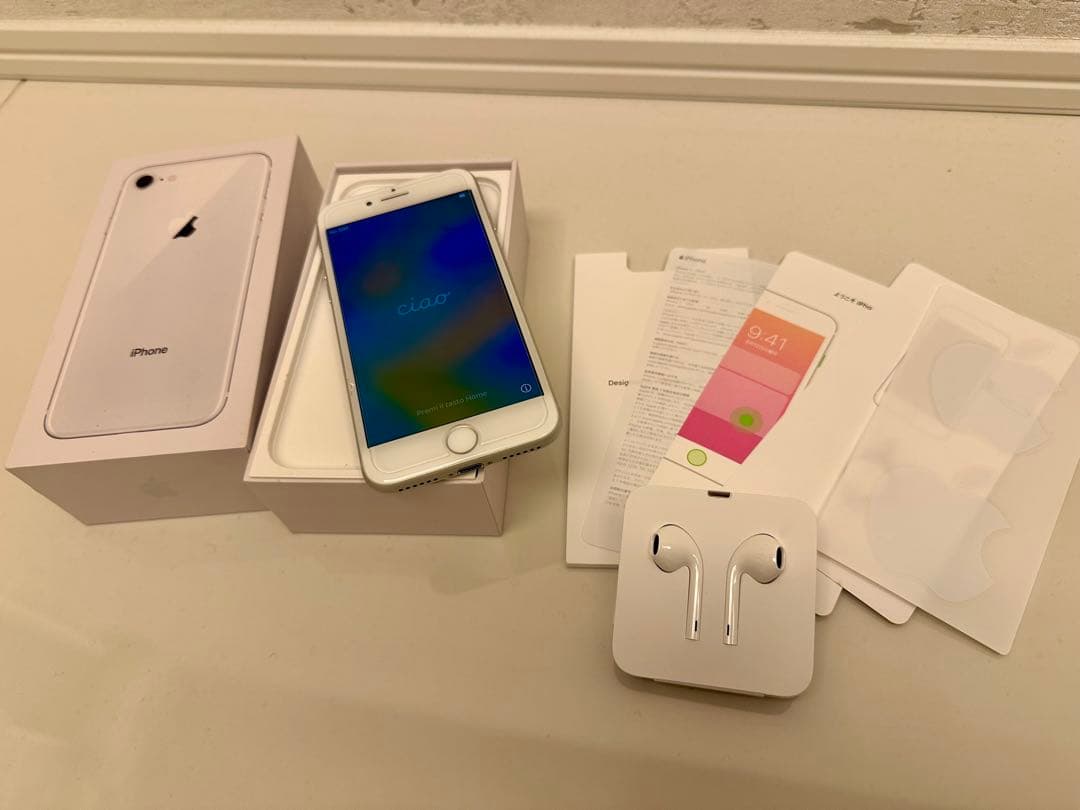 Apple iPhone 8本体 64GBシルバー白色★箱付き美品イヤフォン新品