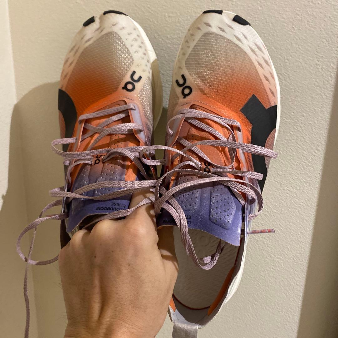 On Cloudboom Strikeオレンジ/パープル