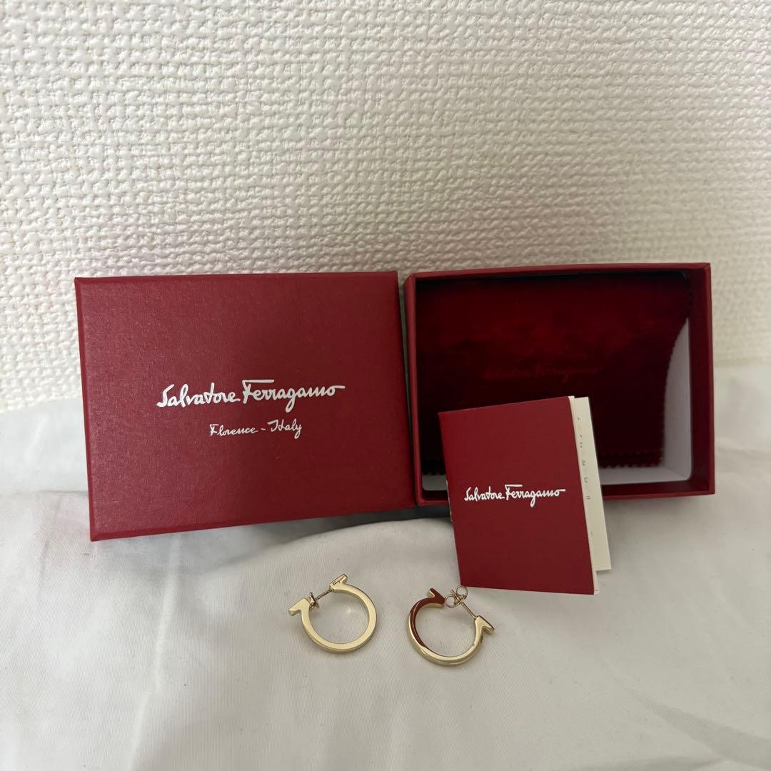 サルヴァトーレ・フェラガモ　フープピアス