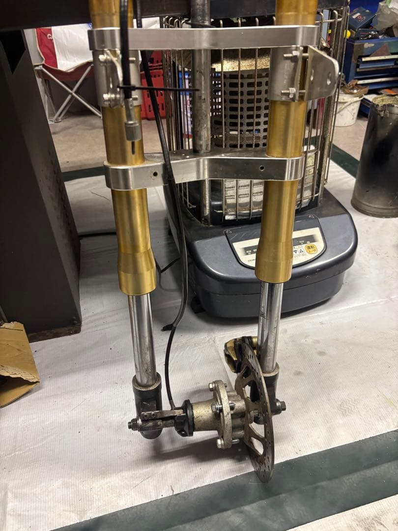 バイク フロントフォーク 油圧ブレーキキャリパー