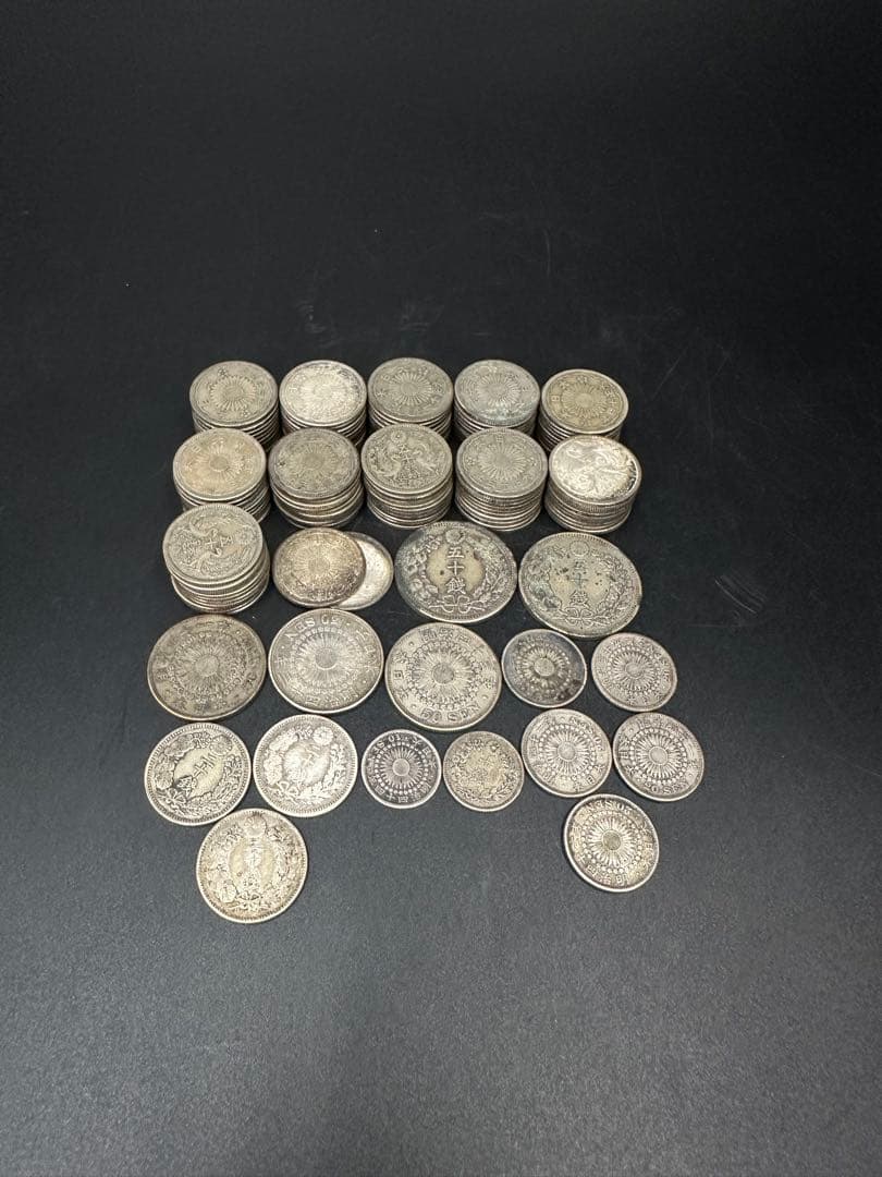 小型50銭銀貨112枚、50銭銀貨2種類5枚、他銀貨10枚、全合計676ｇ