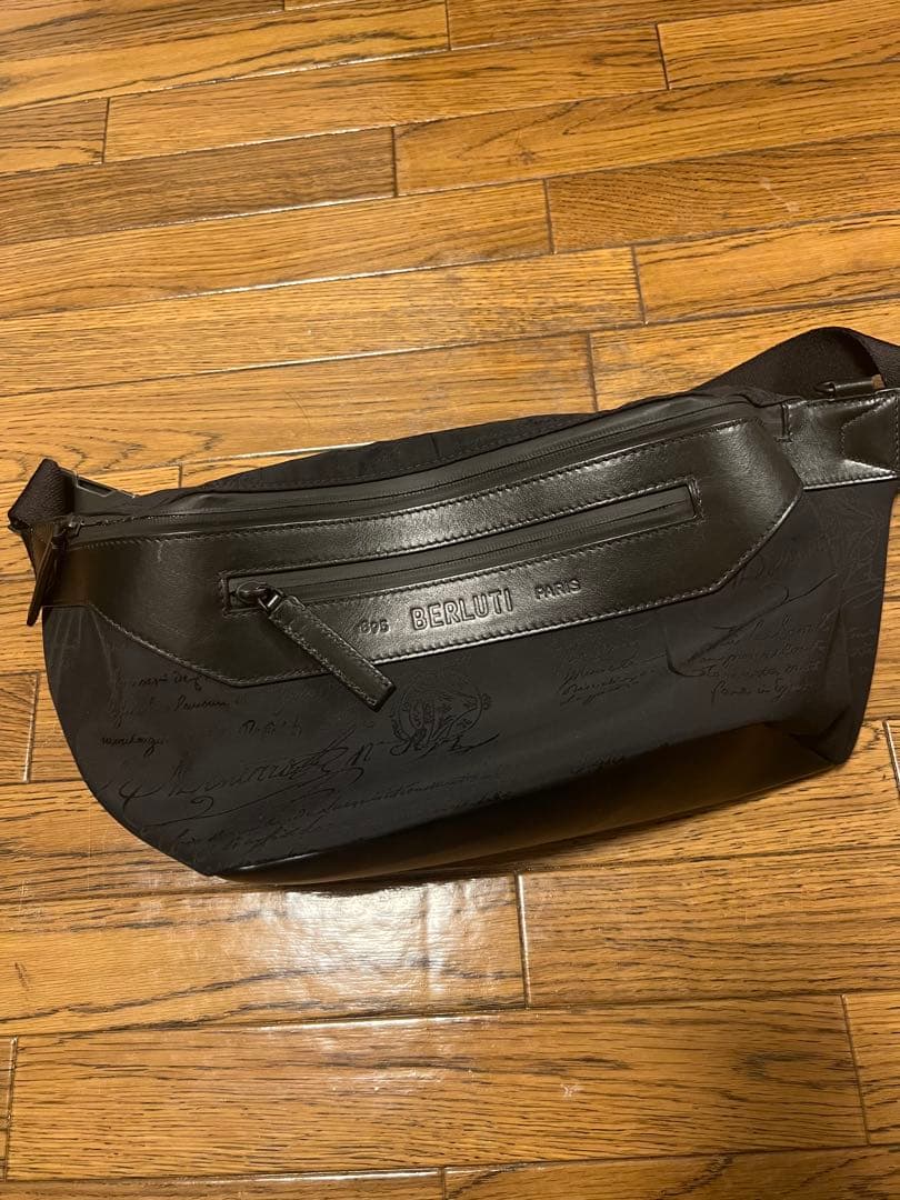 たくまベルルッティ　カリグラフィ ボディバッグ　シルバー金具