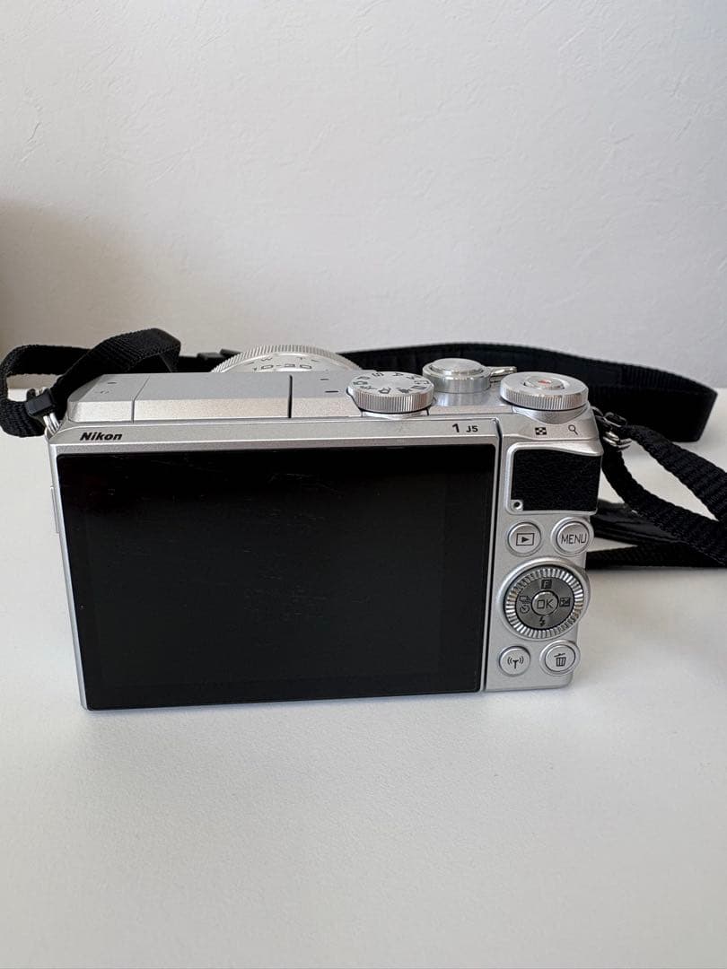 美品 ニコン Nikon 1 J5 ブラック ミラーレス一眼 カメラ 付属品付き