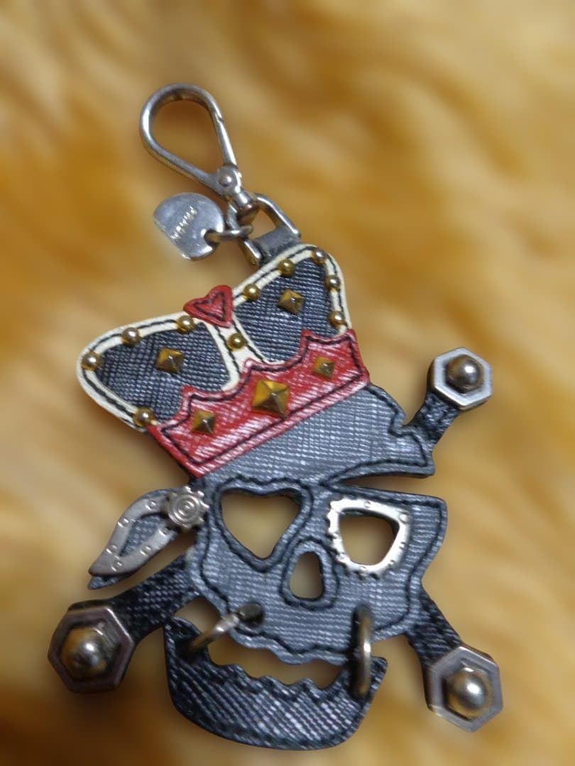 美品　プラダスカルと王冠デザインのキーホルダー