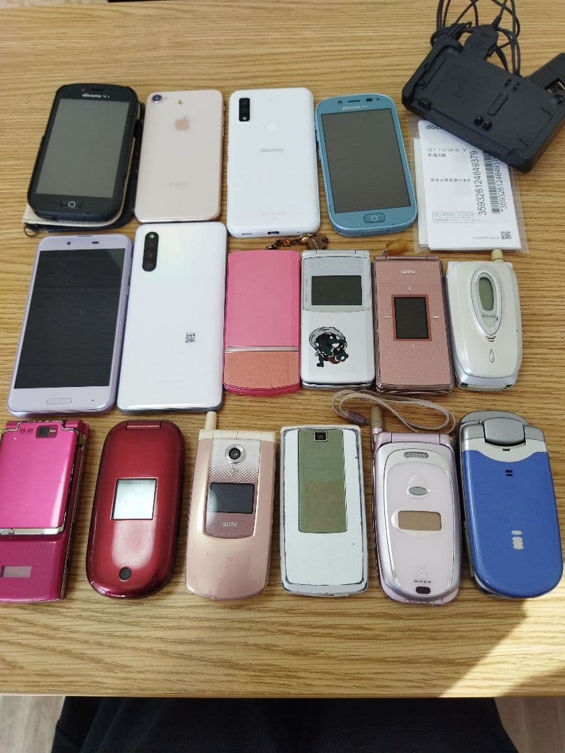 docomo　au他 スマートフォン　ガラケー　計16台　充電器あり　動作未確認