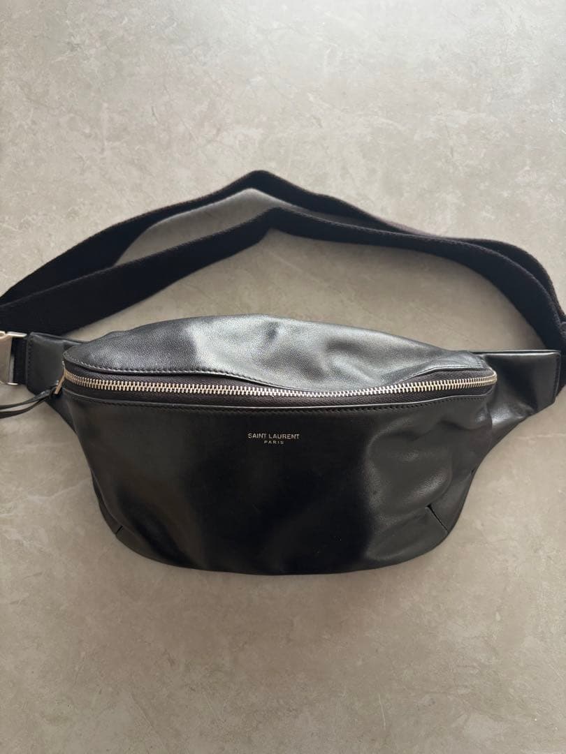 SAINT LAURENT PARISのボディバッグ