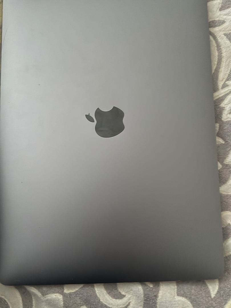 MacBook Air スペースグレー アクティベート中