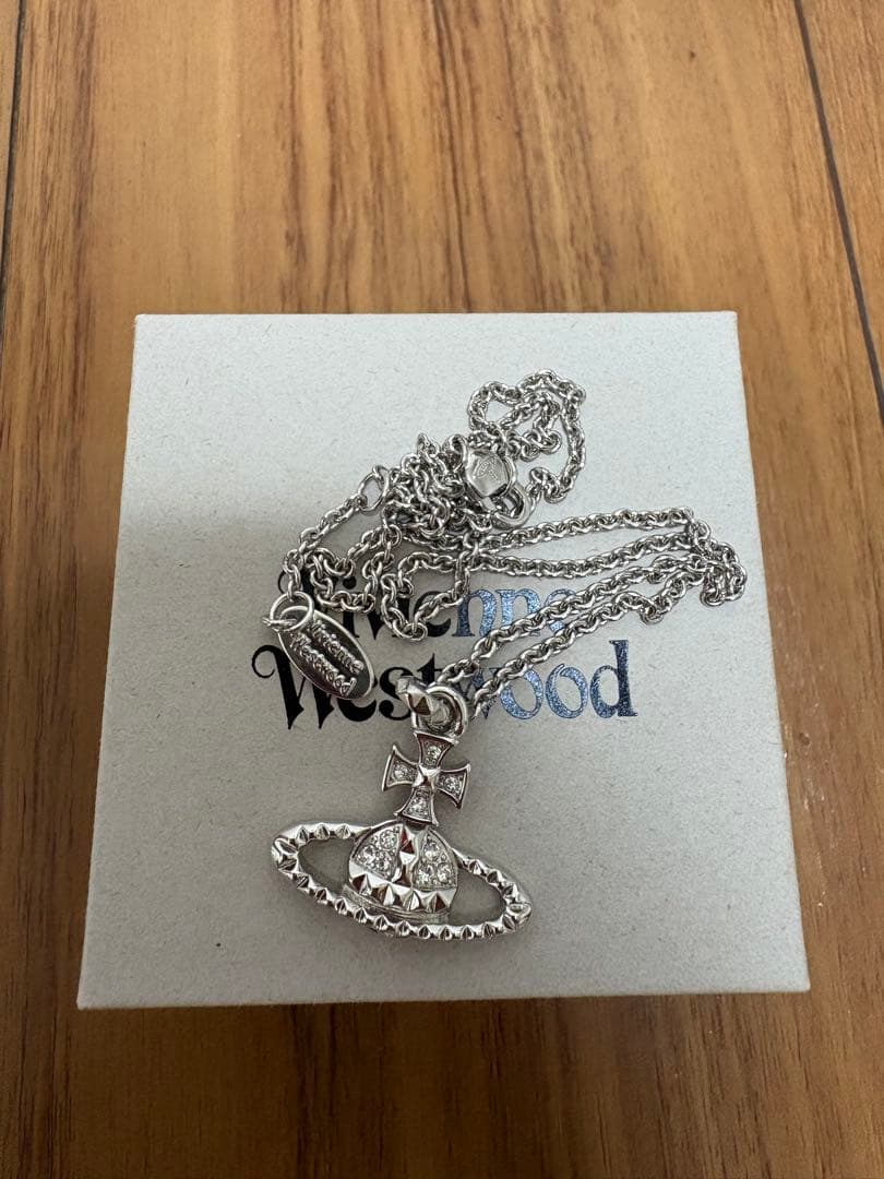 Vivienne Westwood クロスペンダントネックレス